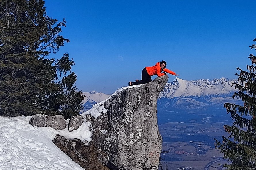 Poludnica v pozadí s Kriváňom