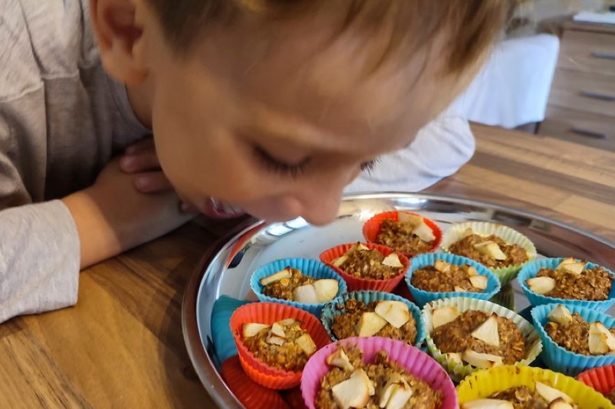 Keď pečie babka s vnúčikom: zdravé muffiny plné radosti