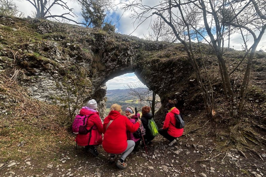 Skalne okno na Maníne s turistkami
